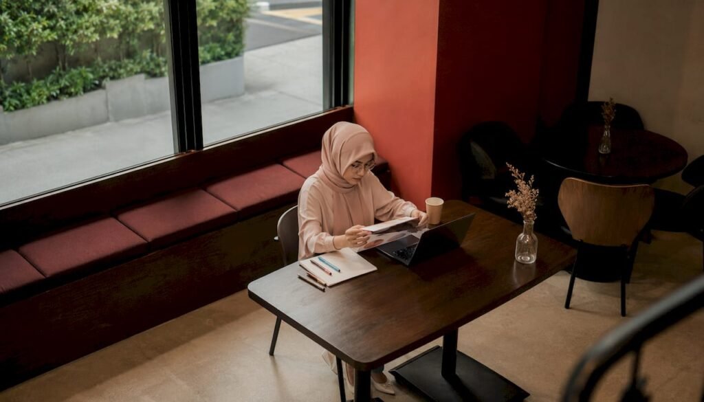 Seorang wanita sedang membuat persiapan untuk membentangkan slaid menggunakan projektor.