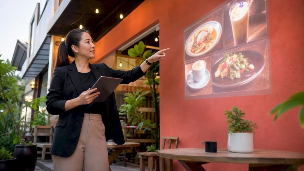 Pengurus restoran sering memanfaatkan projektor ketika menjalankan tugas harian di tempat kerja.